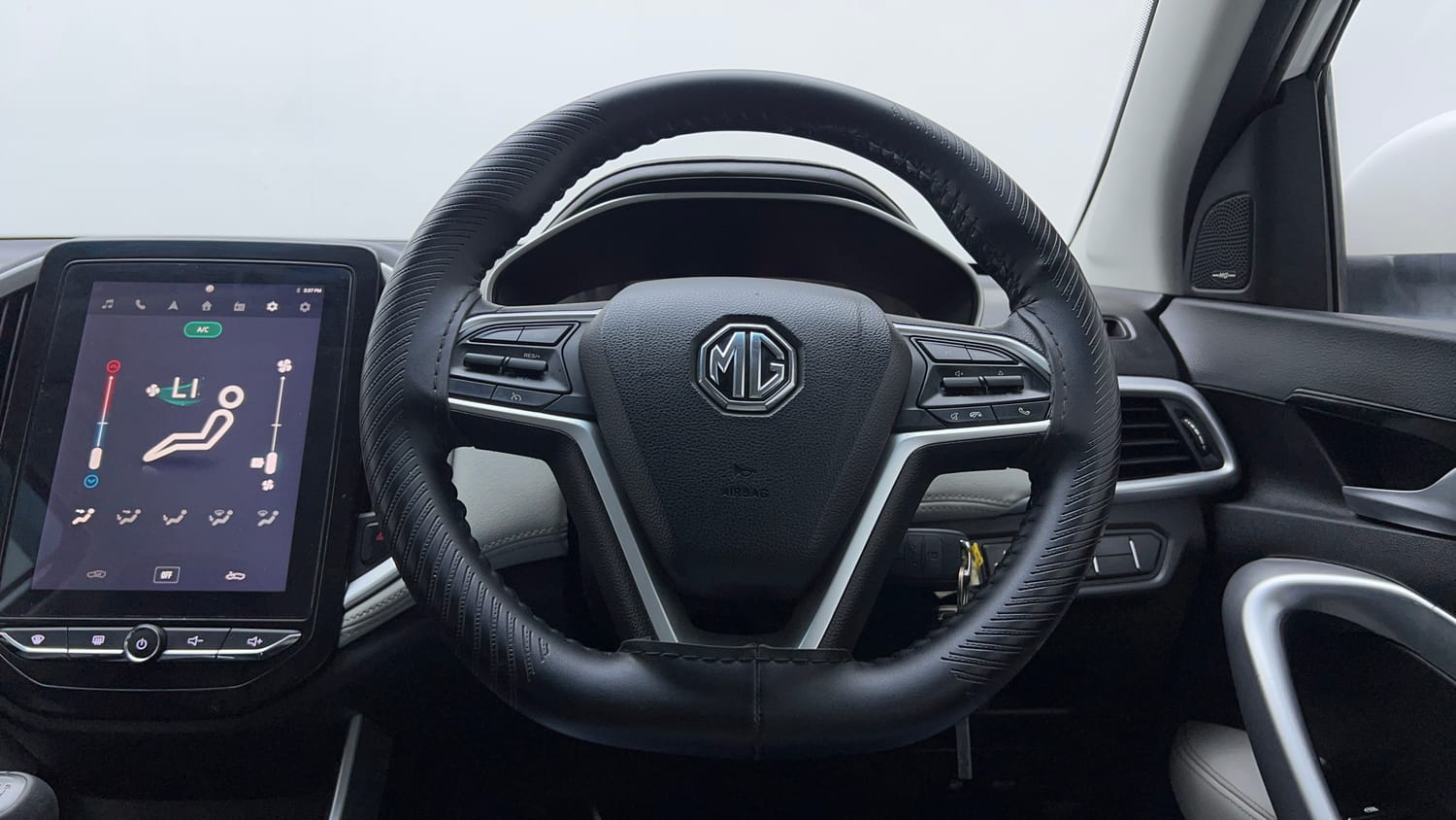 Used 2022 MG Motors Hector Plus Super 1.5 Petrol Turbo Hybrid MT 7-STR Hybrid Manual interior STEERING VIEW