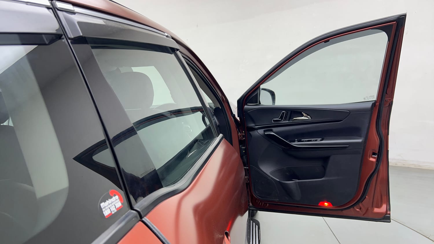2024 Mahindra XUV700 AX7 Luxury Pack Petrol AT 7 STR Dual Tone-19