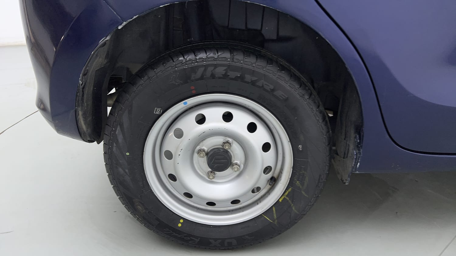 Used 2021 Maruti Suzuki Swift LXi Petrol Manual tyres RIGHT REAR TYRE RIM VIEW