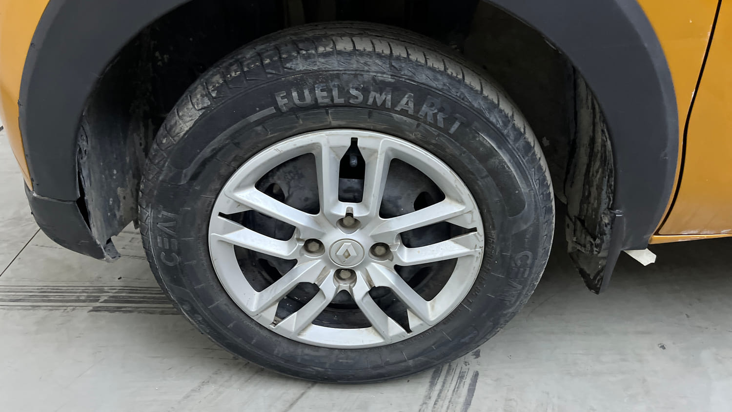 Used 2022 Renault Triber RXL Petrol Manual tyres LEFT FRONT TYRE RIM VIEW