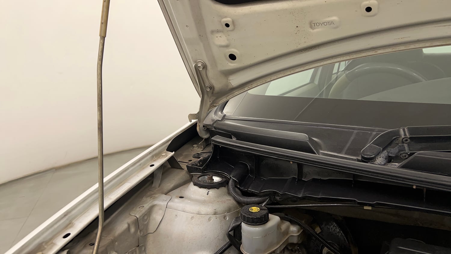 Used 2015 Toyota Etios VX Petrol Manual engine ENGINE RIGHT SIDE HINGE & APRON VIEW
