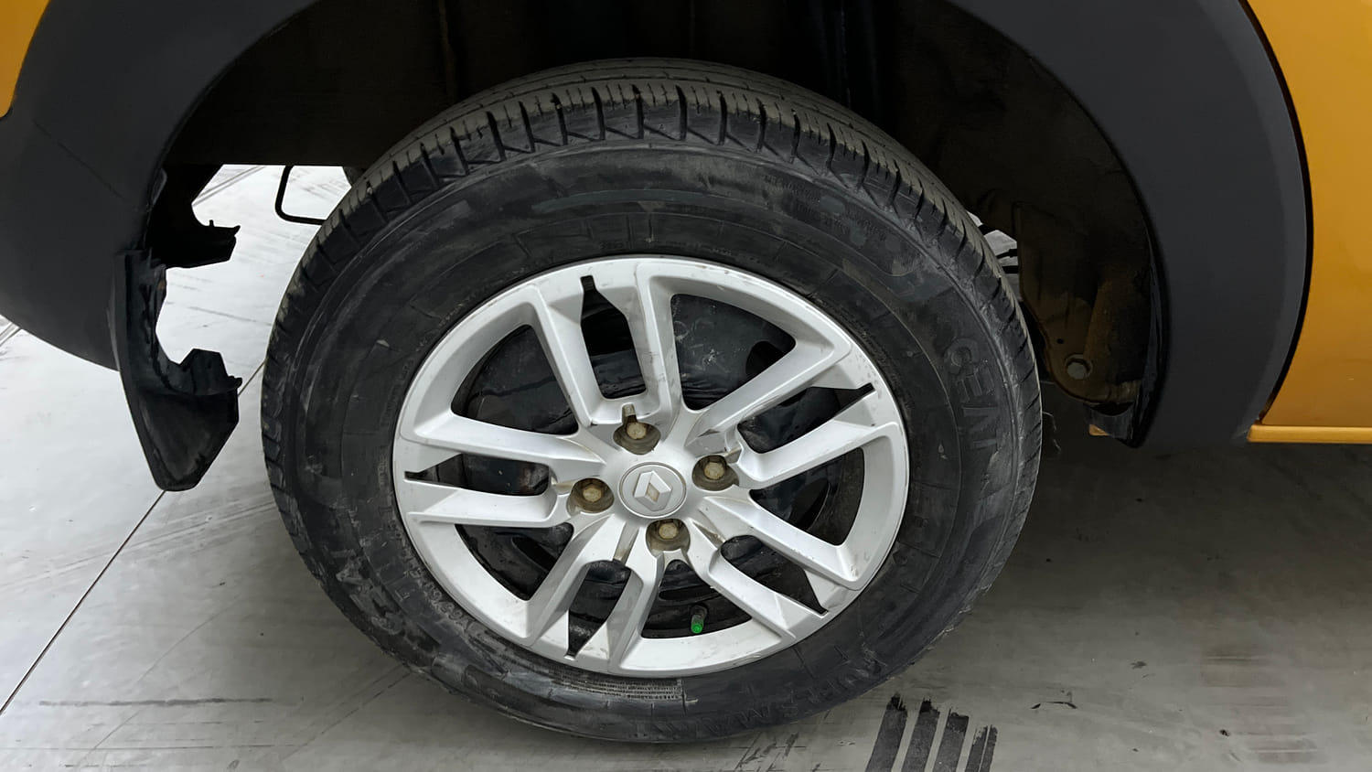 Used 2022 Renault Triber RXL Petrol Manual tyres RIGHT REAR TYRE RIM VIEW