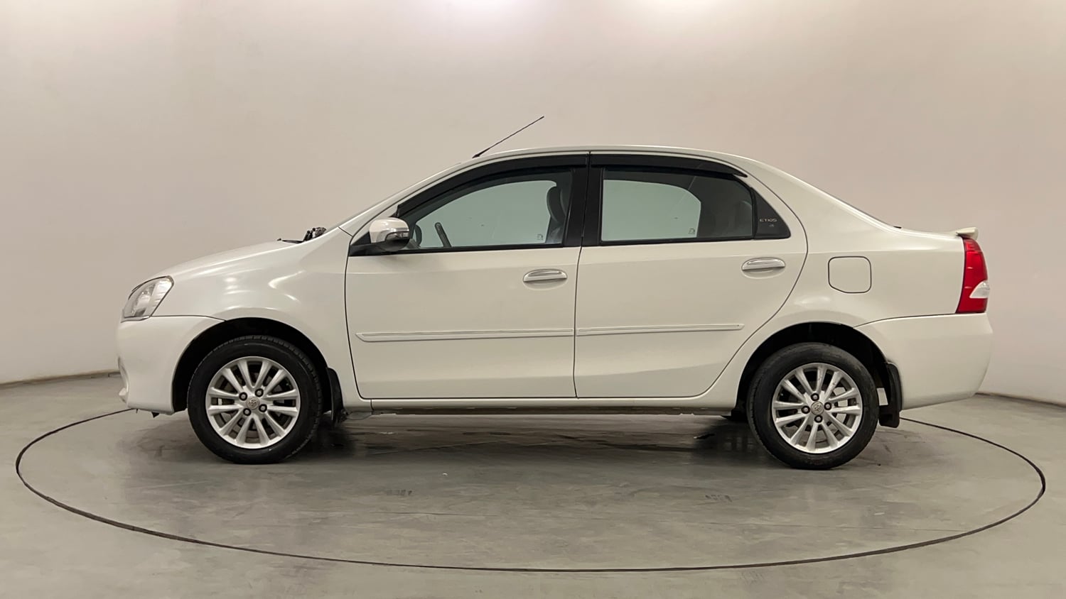 Used 2015 Toyota Etios VX Petrol Manual exterior LEFT SIDE VIEW