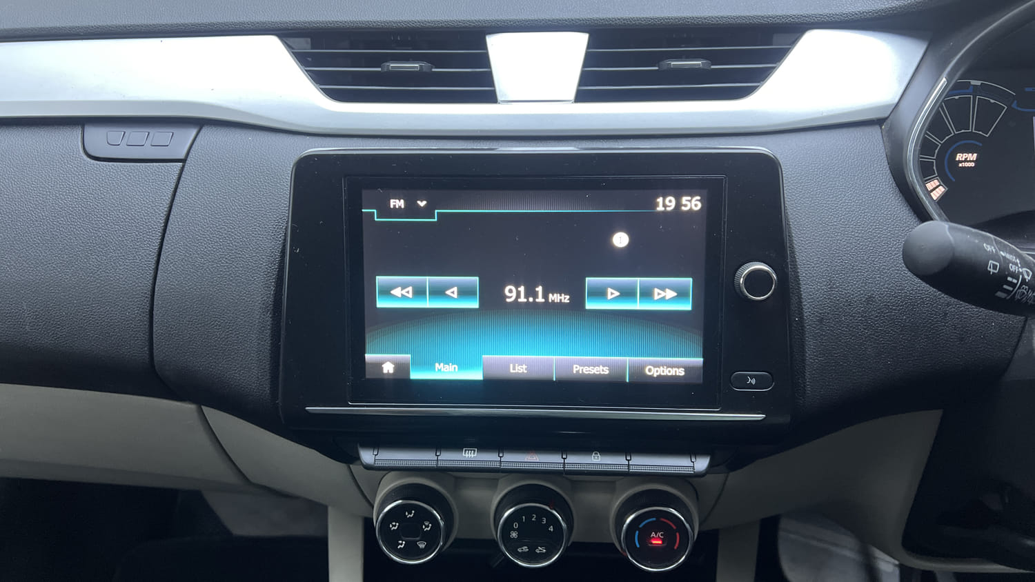 Used 2022 Renault Triber RXZ EASY-R AMT Petrol Automatic interior MUSIC SYSTEM & AC CONTROL VIEW