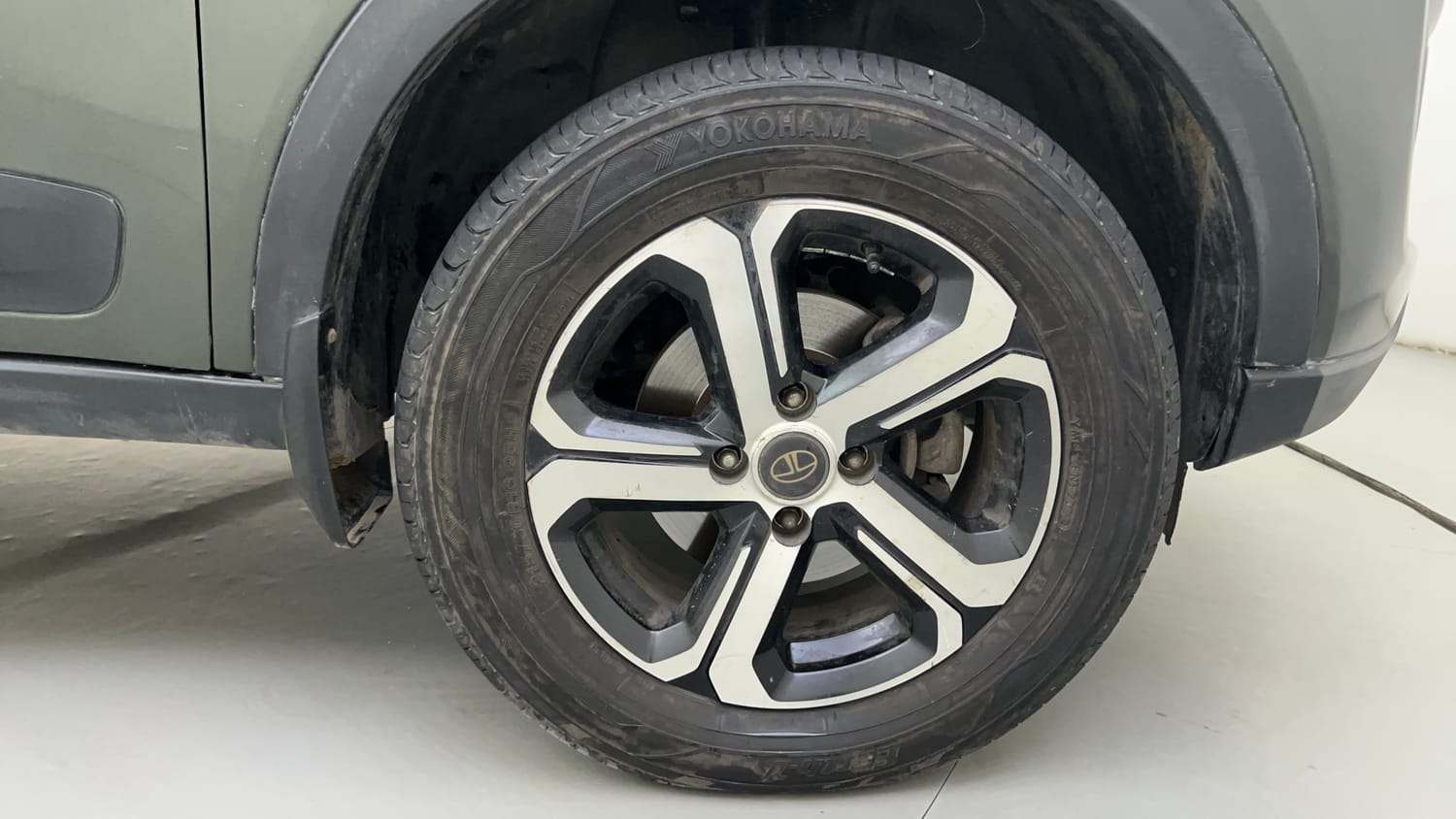 Used 2022 Tata Nexon XZA Plus Diesel Diesel Automatic tyres RIGHT FRONT TYRE RIM VIEW