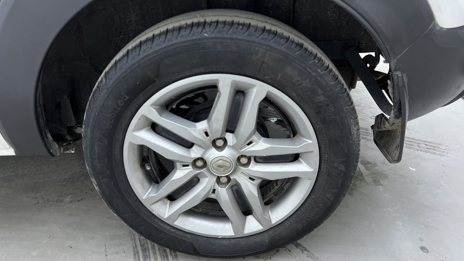 Used 2022 Renault Triber RXZ EASY-R AMT Petrol Automatic tyres LEFT REAR TYRE RIM VIEW