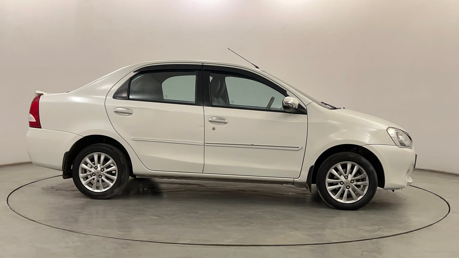 Used 2015 Toyota Etios VX Petrol Manual exterior RIGHT SIDE VIEW