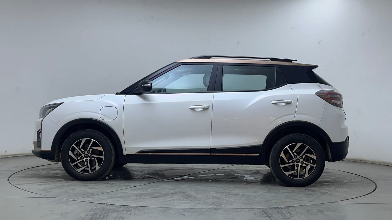2024 Mahindra XUV400 EL 39.4 KWH Dual Tone - Photo 2