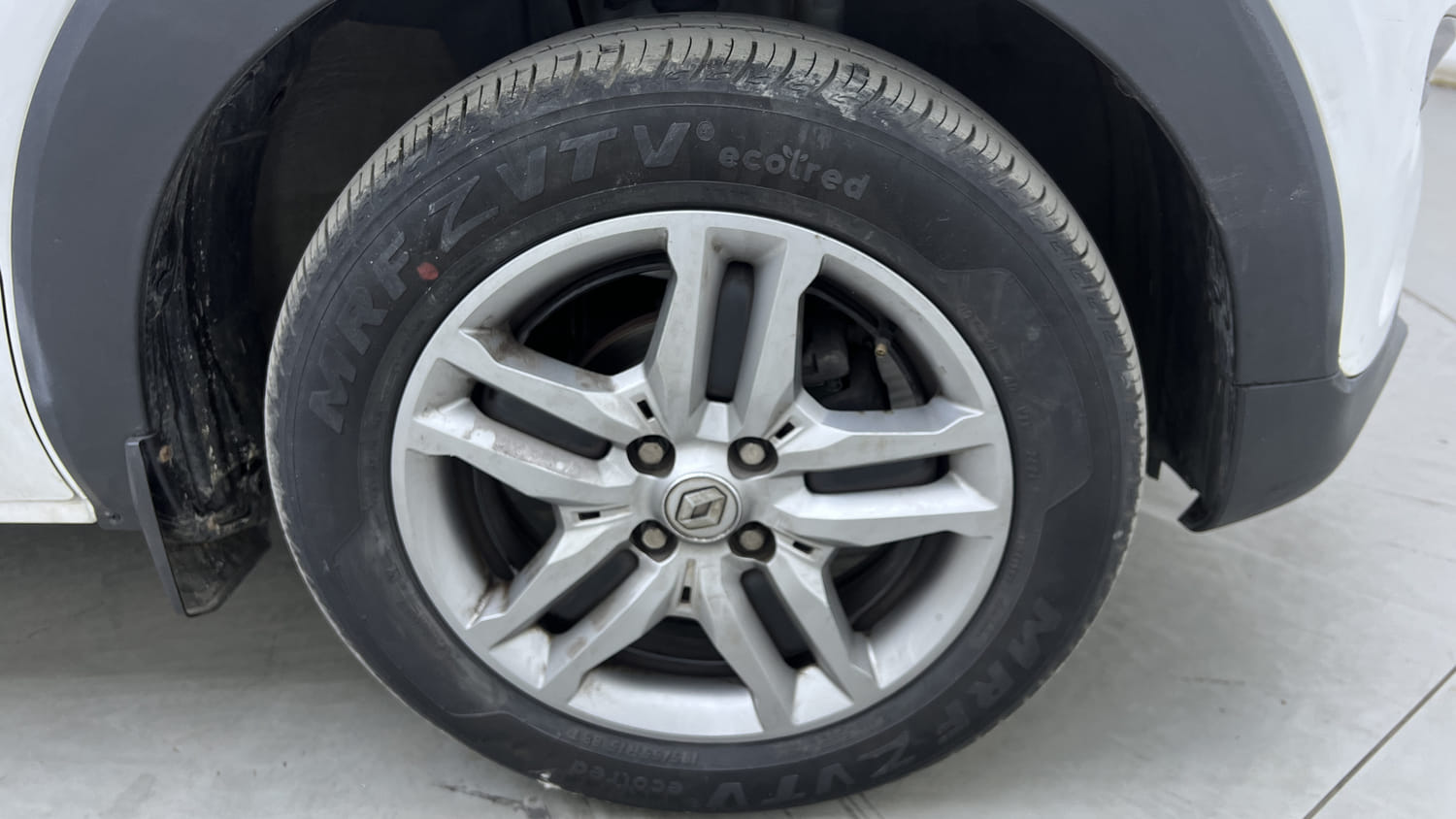 Used 2022 Renault Triber RXZ EASY-R AMT Petrol Automatic tyres RIGHT FRONT TYRE RIM VIEW
