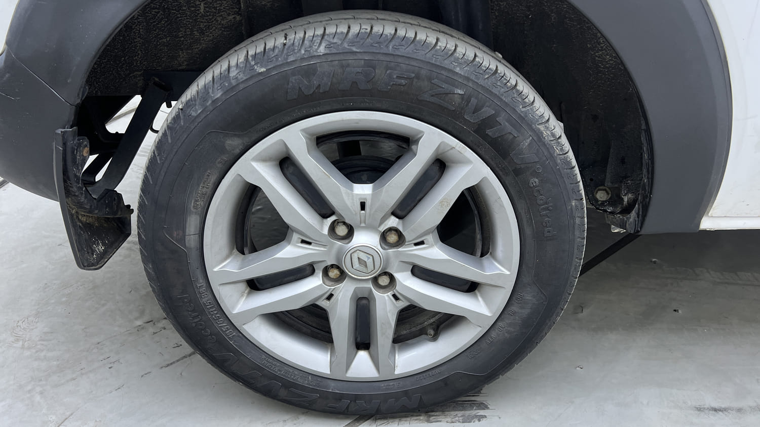 Used 2022 Renault Triber RXZ EASY-R AMT Petrol Automatic tyres RIGHT REAR TYRE RIM VIEW