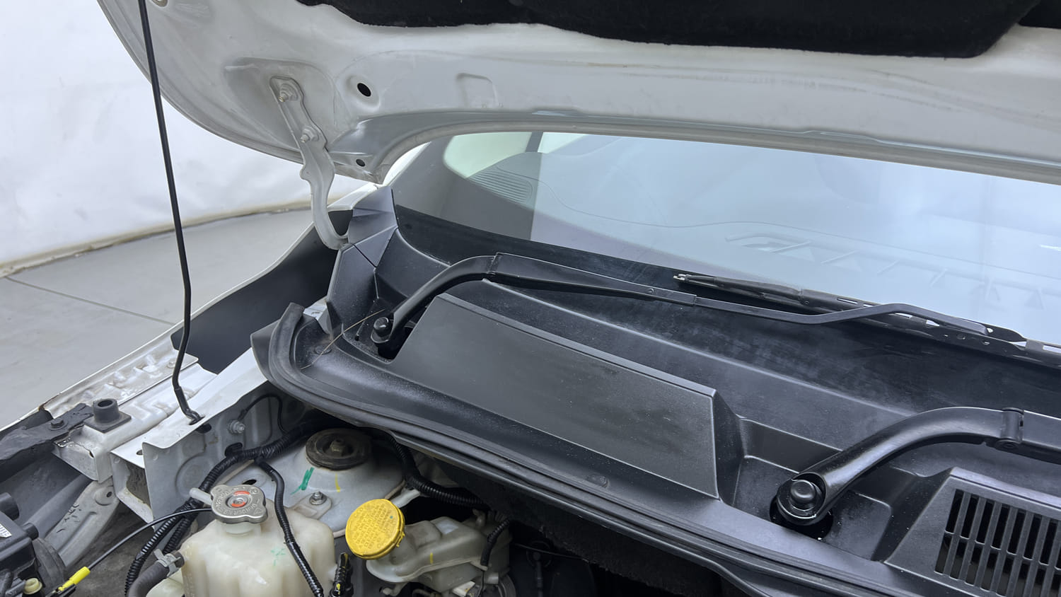 Used 2022 Renault Triber RXZ EASY-R AMT Petrol Automatic engine ENGINE RIGHT SIDE HINGE & APRON VIEW