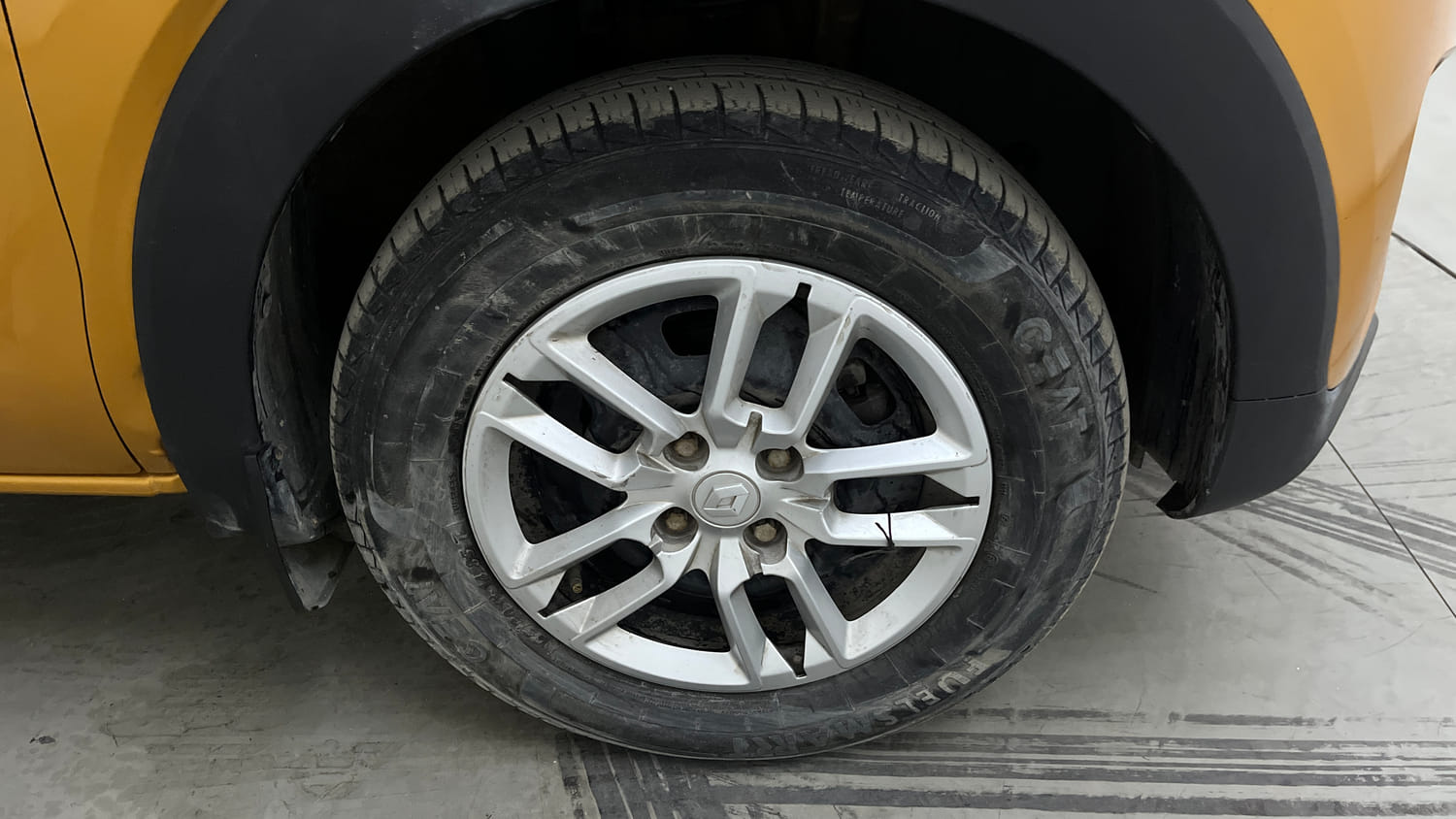 Used 2022 Renault Triber RXL Petrol Manual tyres RIGHT FRONT TYRE RIM VIEW