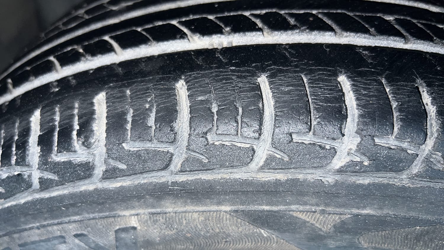 Used 2016 Maruti Suzuki Baleno Delta 1.2 Petrol Manual tyres LEFT FRONT TYRE TREAD VIEW