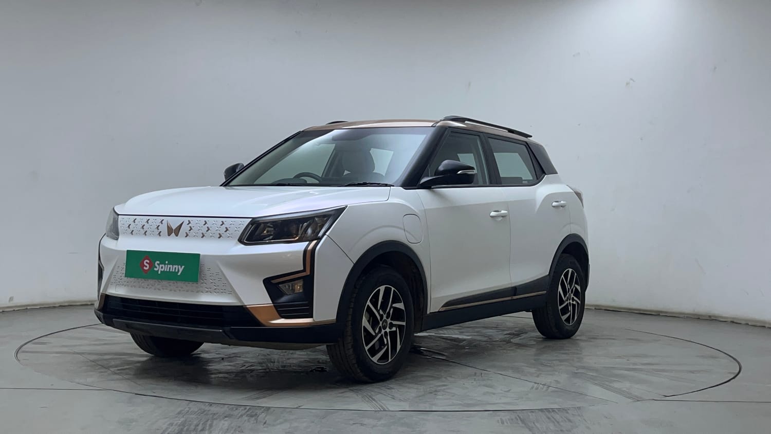 2024 Mahindra XUV400 EL 39.4 KWH Dual Tone - Photo 1