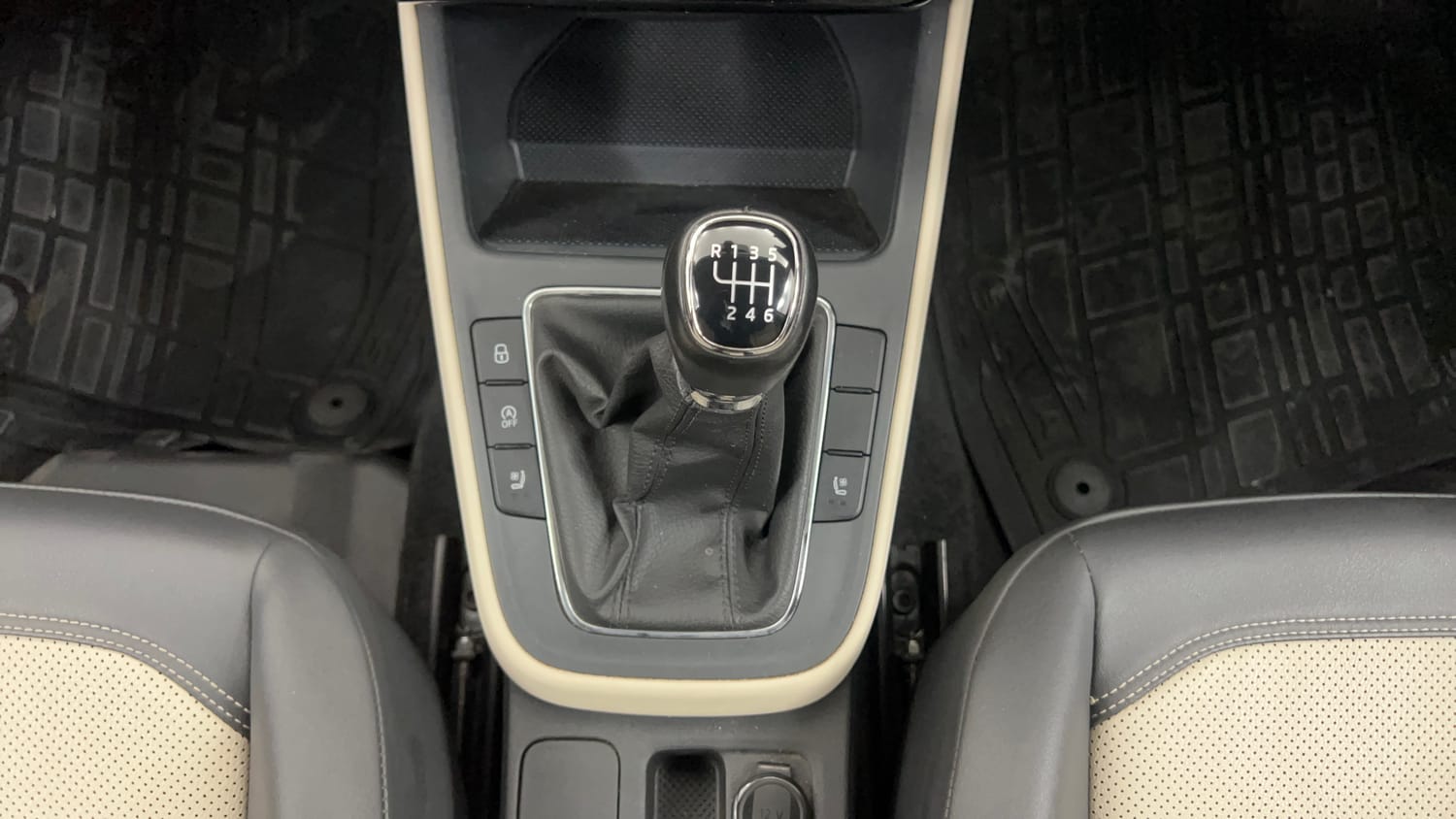 Used 2025 Skoda Slavia Style 1.0L TSI MT Petrol Manual interior GEAR  KNOB VIEW