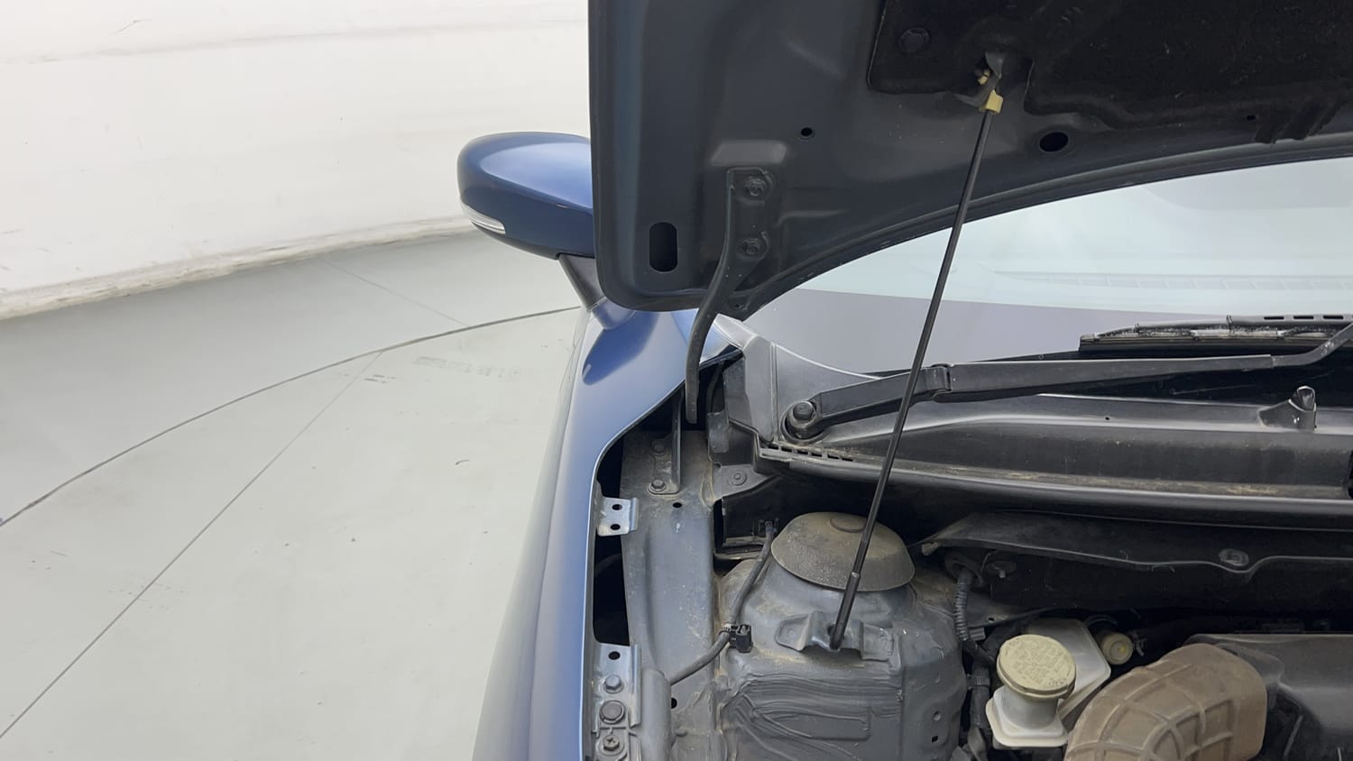 Used 2016 Maruti Suzuki Baleno Delta 1.2 Petrol Manual engine ENGINE RIGHT SIDE HINGE & APRON VIEW