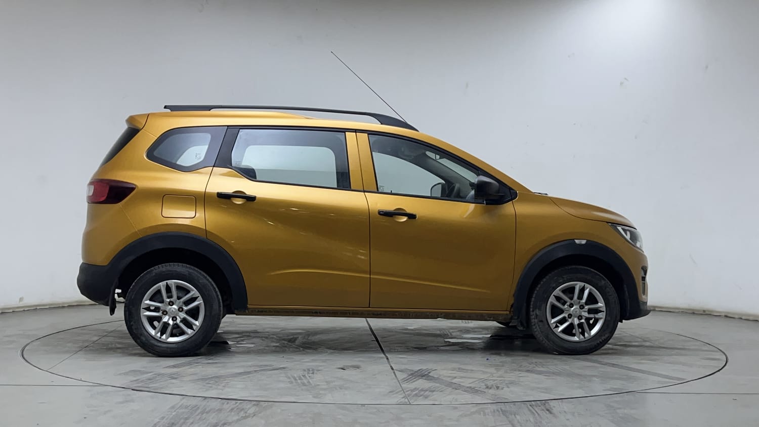 Used 2022 Renault Triber RXL Petrol Manual exterior RIGHT SIDE VIEW