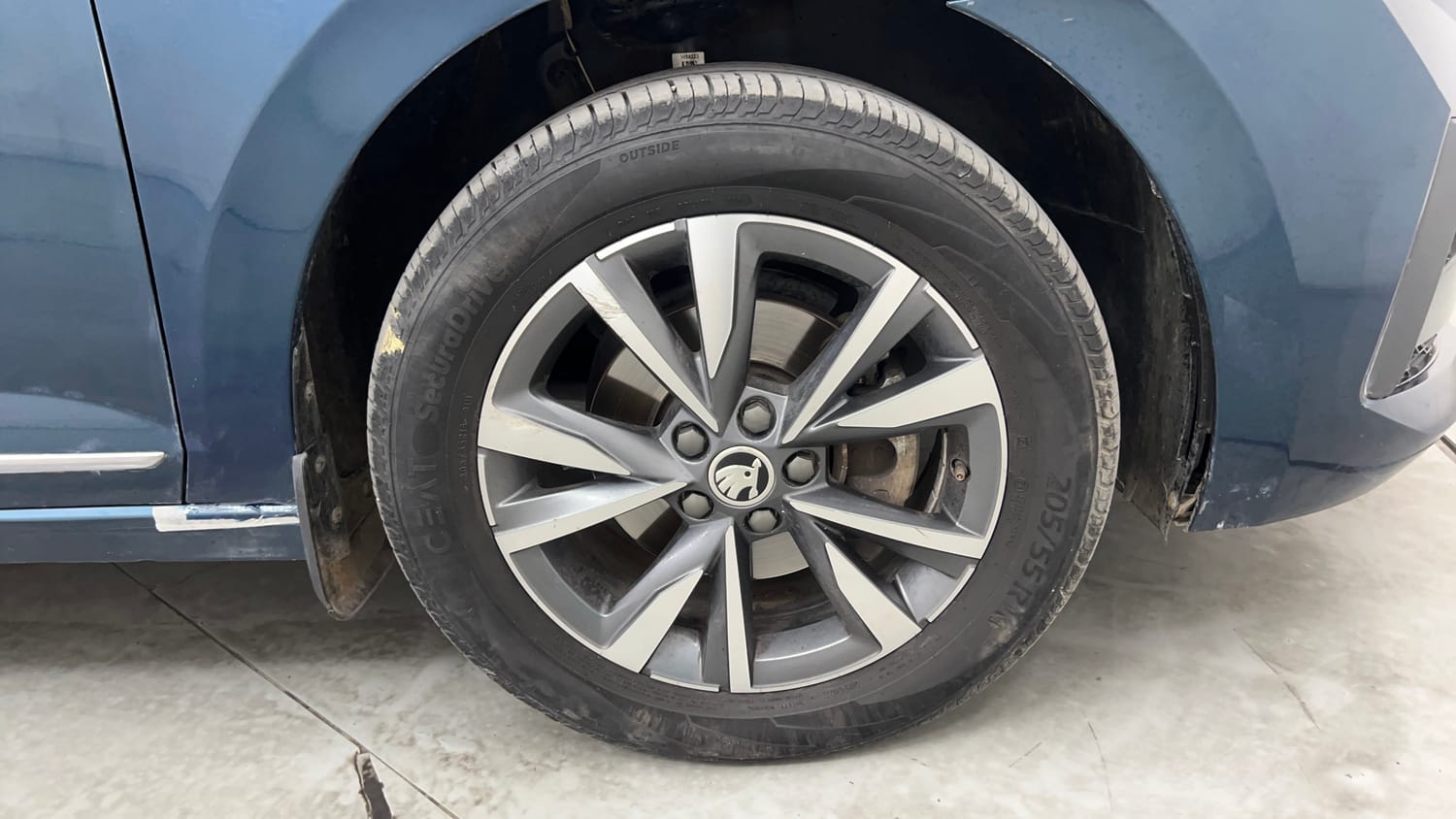 Used 2025 Skoda Slavia Style 1.0L TSI MT Petrol Manual tyres RIGHT FRONT TYRE RIM VIEW