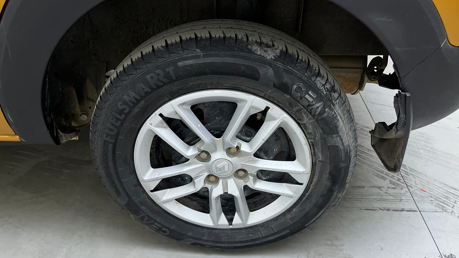 Used 2022 Renault Triber RXL Petrol Manual tyres LEFT REAR TYRE RIM VIEW