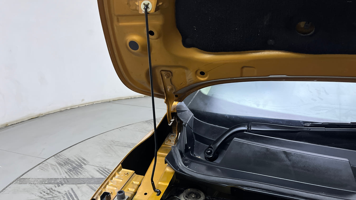 Used 2022 Renault Triber RXL Petrol Manual engine ENGINE RIGHT SIDE HINGE & APRON VIEW