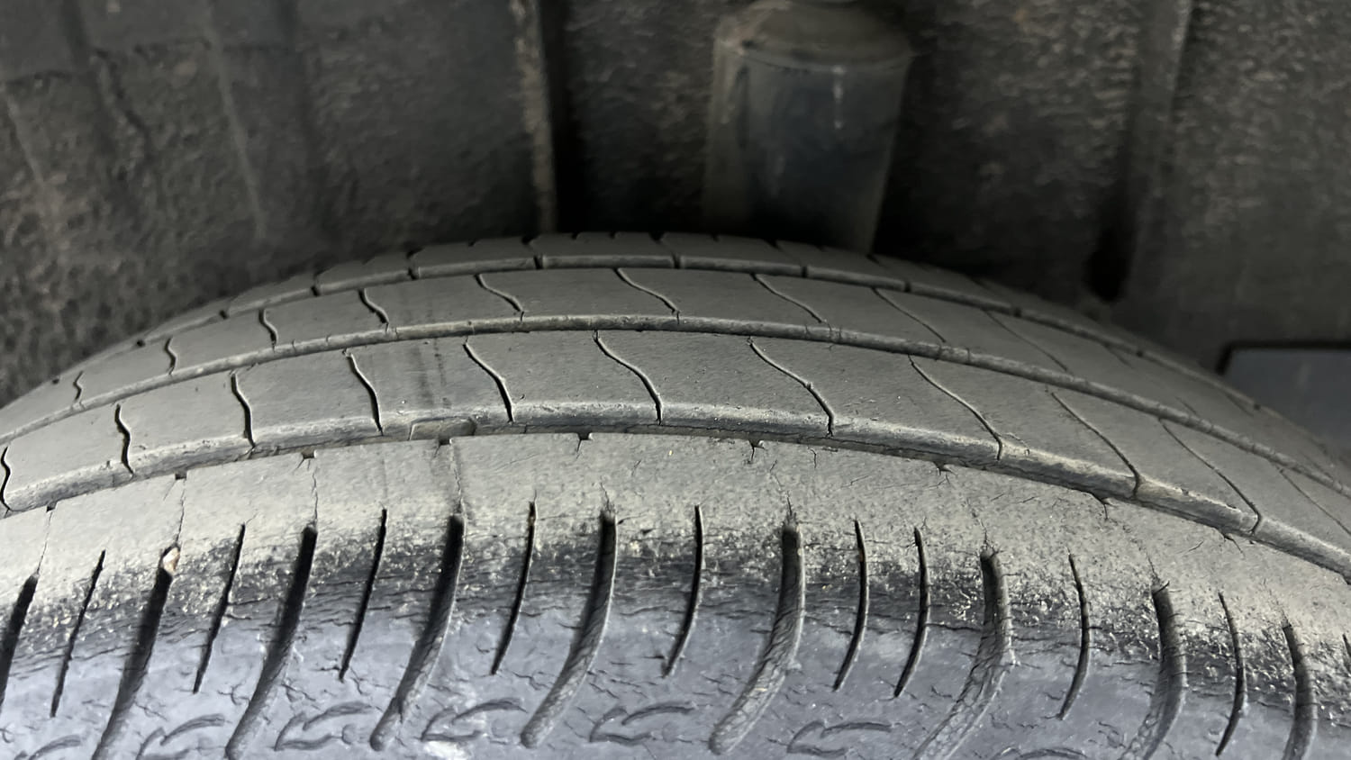 Used 2022 Renault Triber RXZ EASY-R AMT Petrol Automatic tyres LEFT REAR TYRE TREAD VIEW