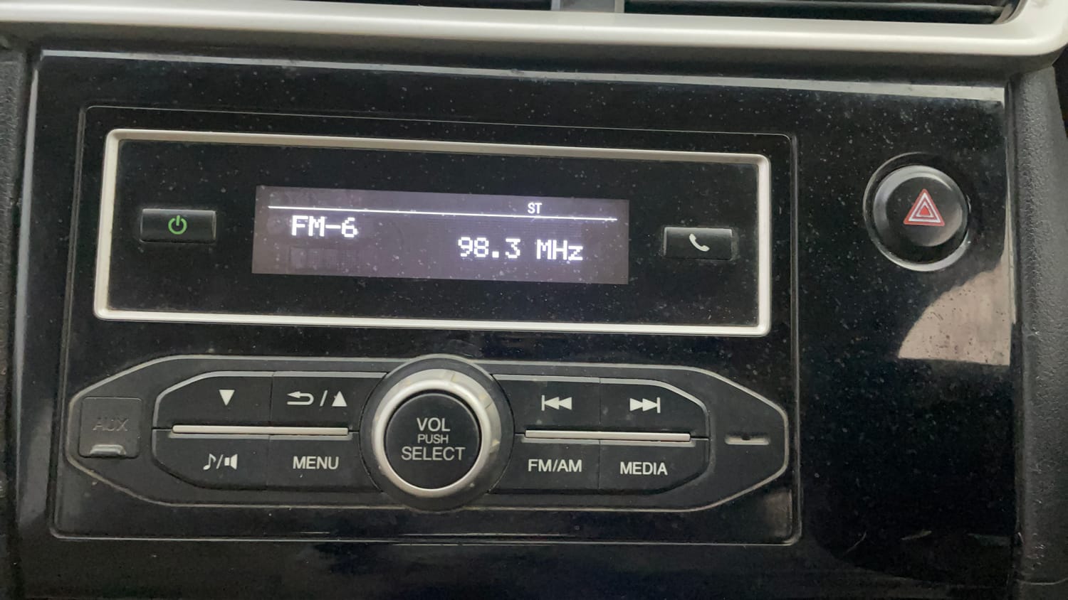 Used 2016 Honda Amaze 1.2 S i-VTEC Petrol Manual top_features Integrated (in-dash) music system