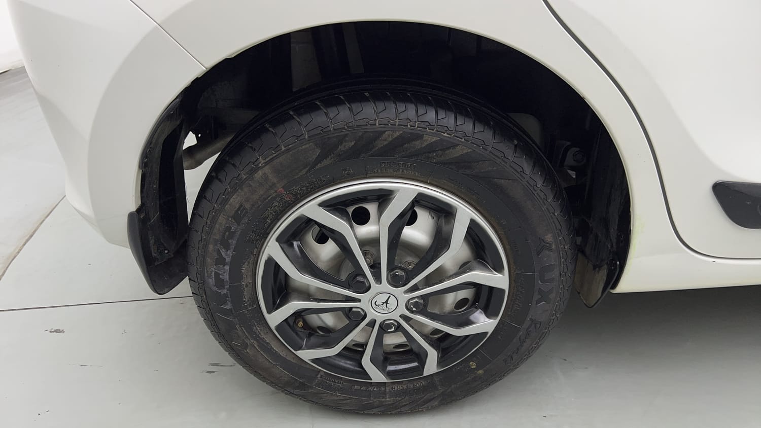 Used 2023 Maruti Suzuki Swift LXi Petrol Manual tyres RIGHT REAR TYRE RIM VIEW