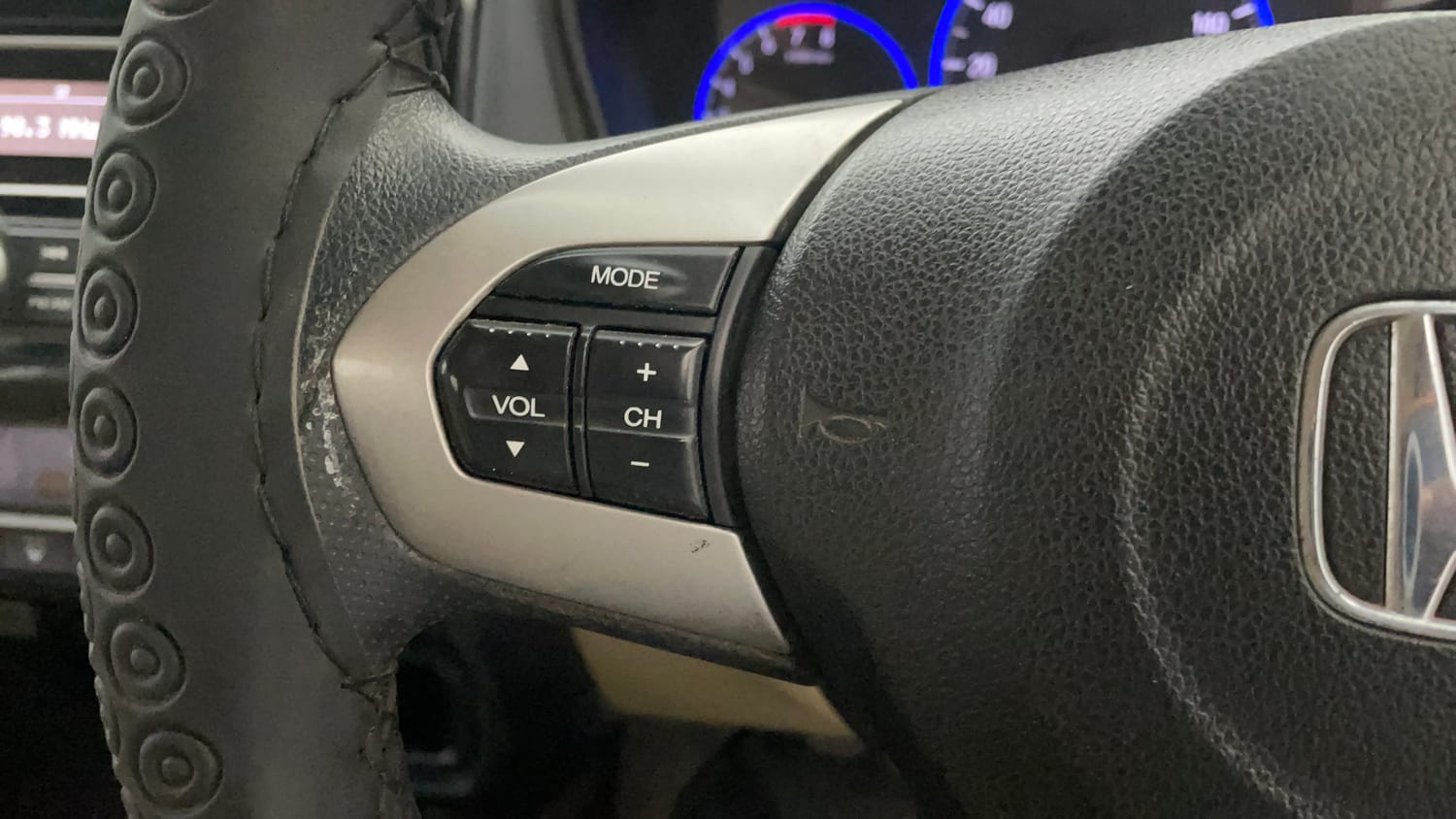 Used 2016 Honda Amaze 1.2 S i-VTEC Petrol Manual top_features Steering mounted controls