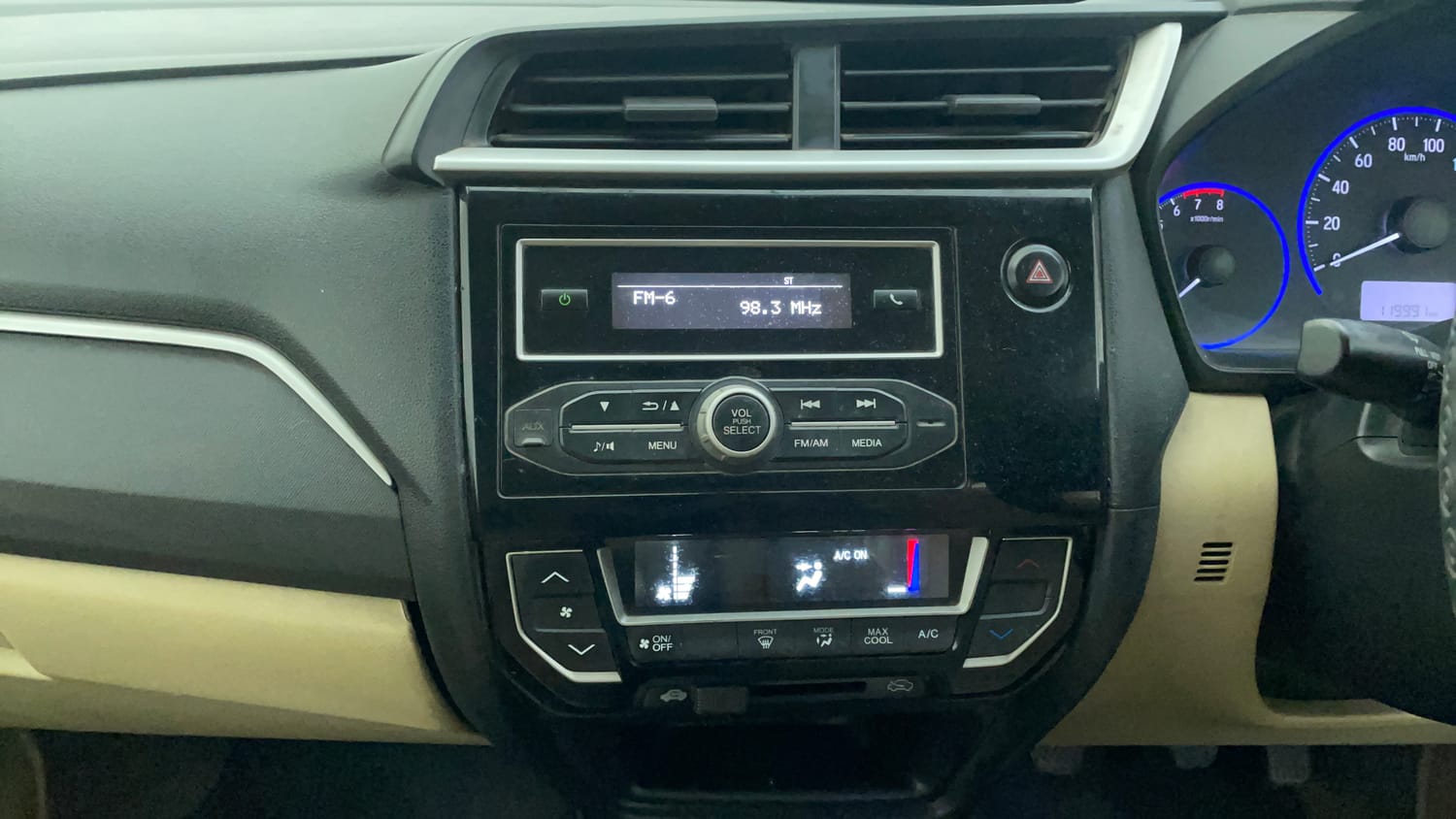 Used 2016 Honda Amaze 1.2 S i-VTEC Petrol Manual interior MUSIC SYSTEM & AC CONTROL VIEW