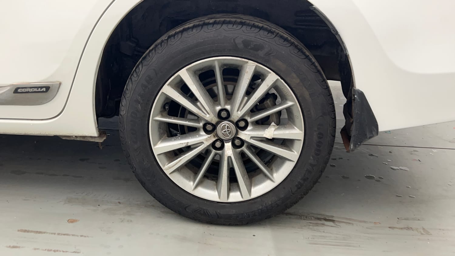 Used 2017 Toyota Corolla Altis G Petrol Petrol Manual tyres LEFT REAR TYRE RIM VIEW