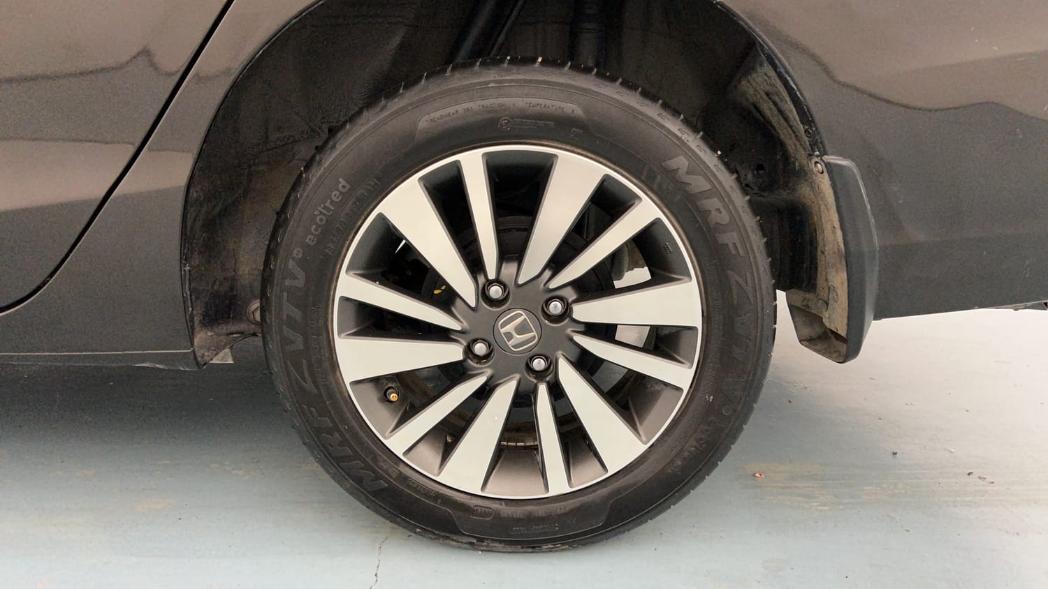 Used 2023 Honda City V Petrol MT Petrol Manual tyres LEFT REAR TYRE RIM VIEW
