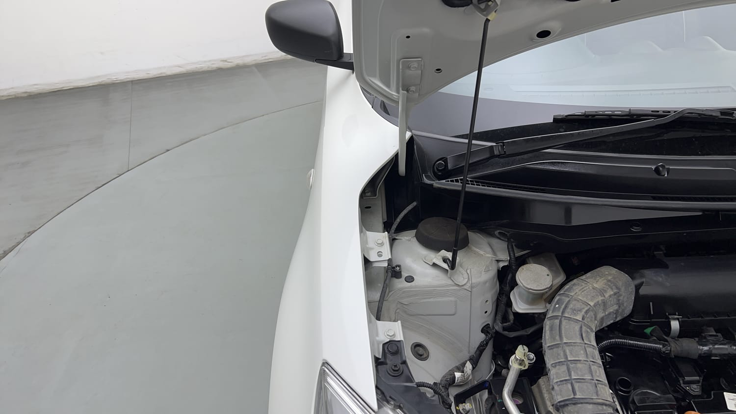 Used 2023 Maruti Suzuki Swift LXi Petrol Manual engine ENGINE RIGHT SIDE HINGE & APRON VIEW