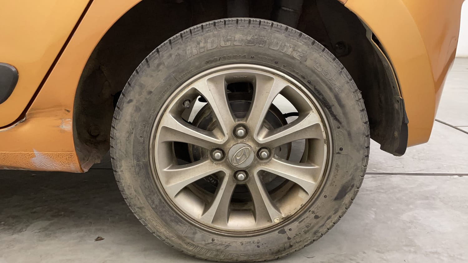 Used 2016 Hyundai Grand i10 Asta 1.2 Kappa VTVT (O) Petrol Manual tyres LEFT REAR TYRE RIM VIEW