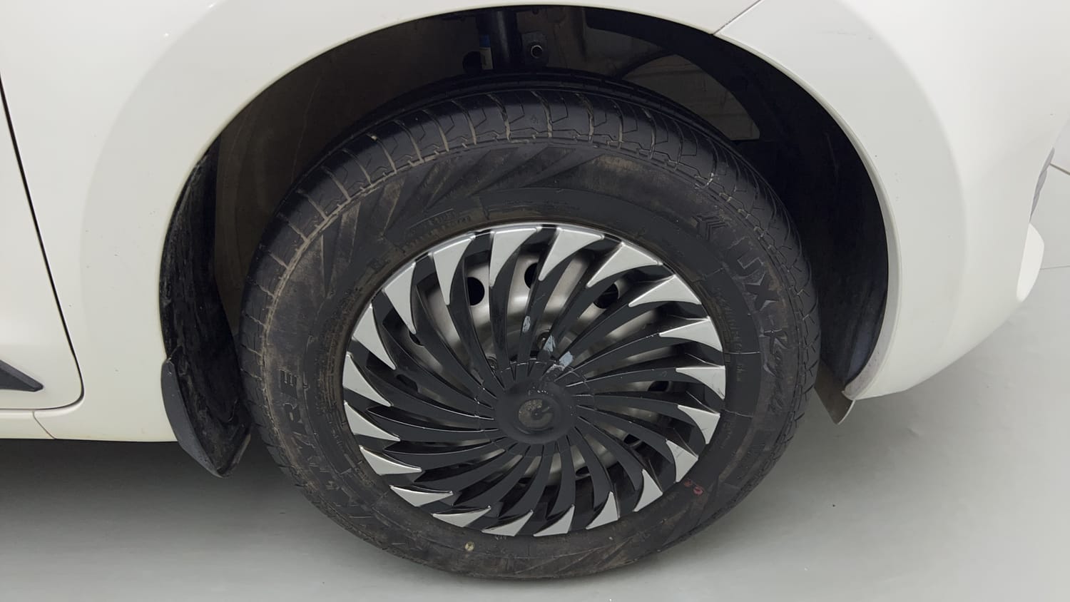 Used 2023 Maruti Suzuki Swift LXi Petrol Manual tyres RIGHT FRONT TYRE RIM VIEW