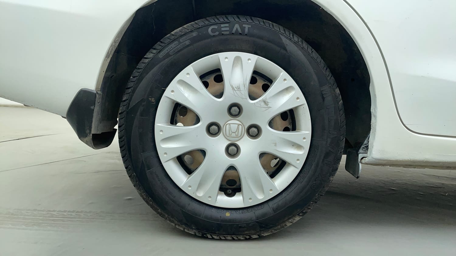 Used 2016 Honda Amaze 1.2 S i-VTEC Petrol Manual tyres RIGHT REAR TYRE RIM VIEW