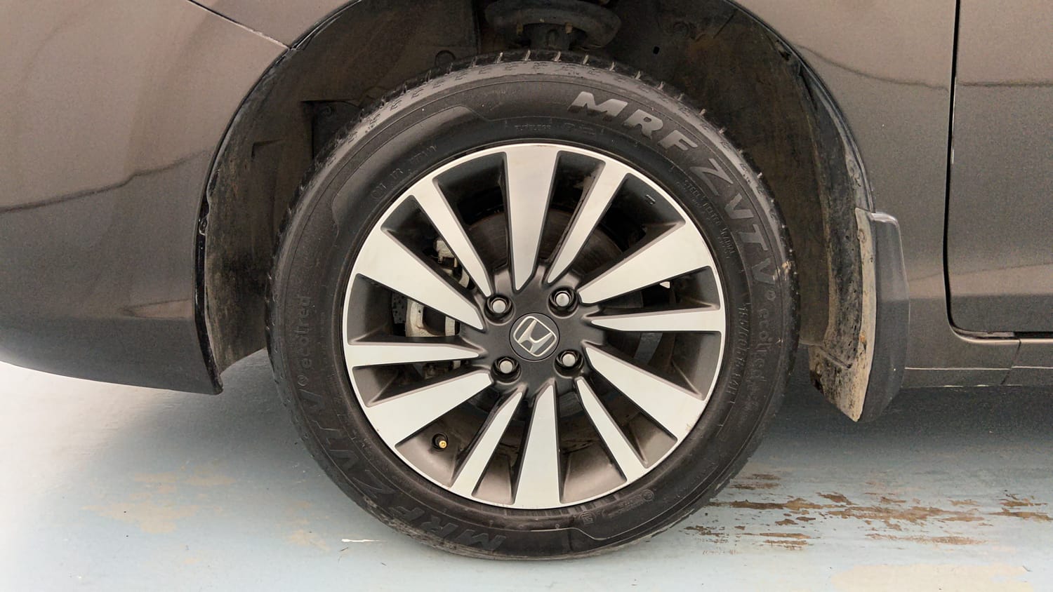 Used 2023 Honda City V Petrol MT Petrol Manual tyres LEFT FRONT TYRE RIM VIEW