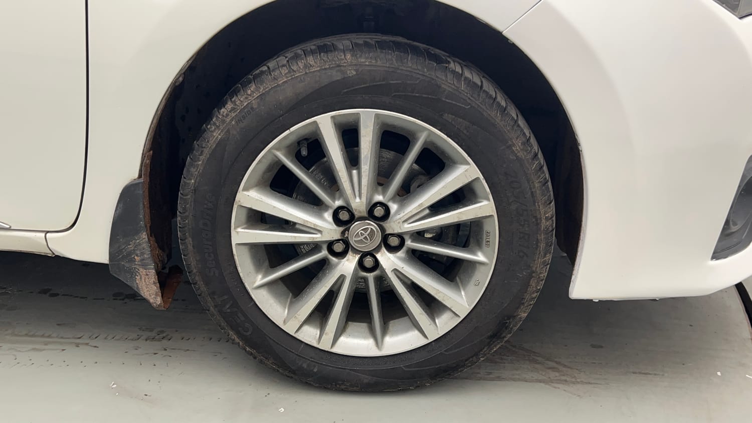 Used 2017 Toyota Corolla Altis G Petrol Petrol Manual tyres RIGHT FRONT TYRE RIM VIEW