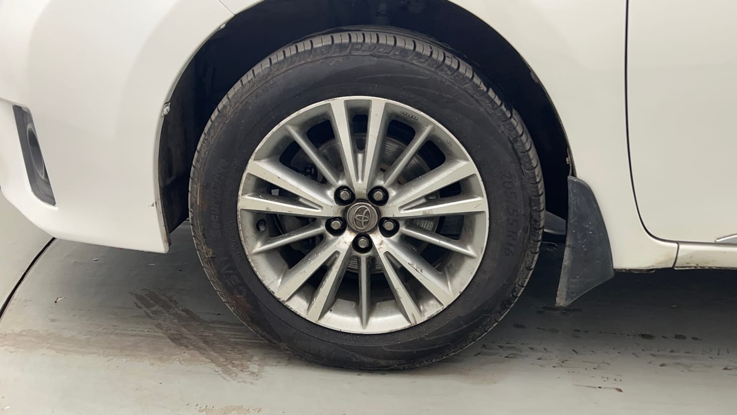 Used 2017 Toyota Corolla Altis G Petrol Petrol Manual tyres LEFT FRONT TYRE RIM VIEW