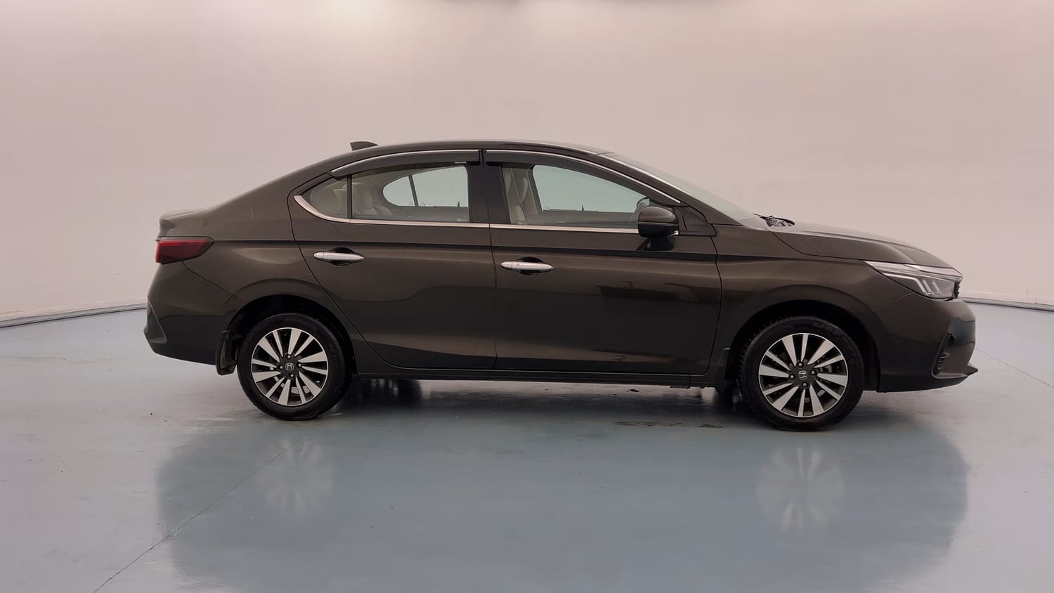 Used 2023 Honda City V Petrol MT Petrol Manual exterior RIGHT SIDE VIEW