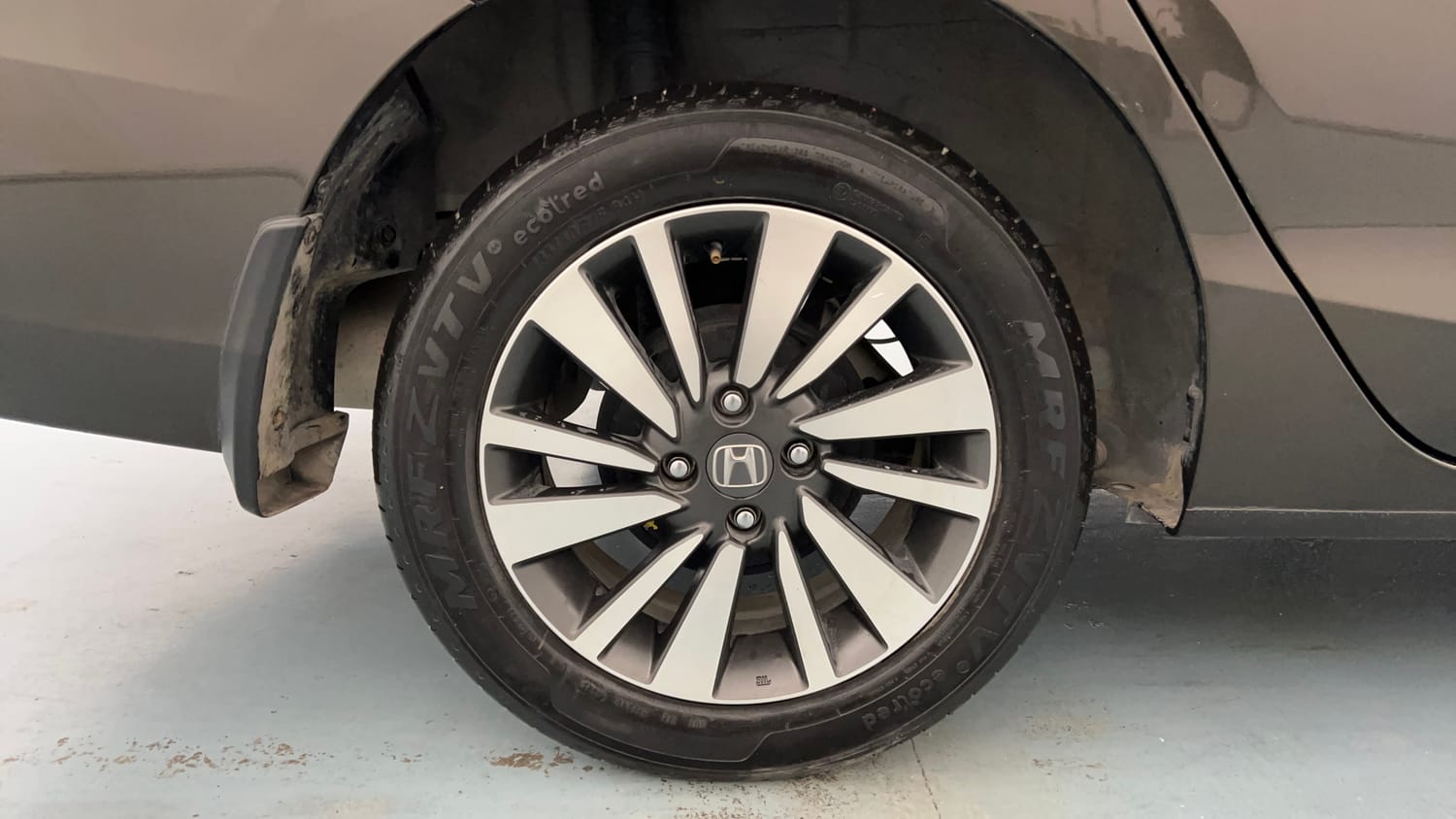 Used 2023 Honda City V Petrol MT Petrol Manual tyres RIGHT REAR TYRE RIM VIEW