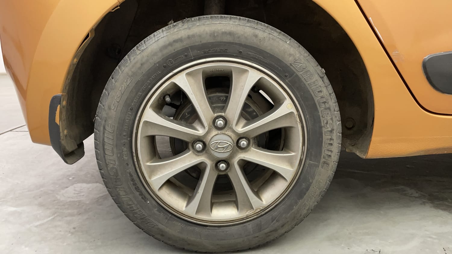 Used 2016 Hyundai Grand i10 Asta 1.2 Kappa VTVT (O) Petrol Manual tyres RIGHT REAR TYRE RIM VIEW