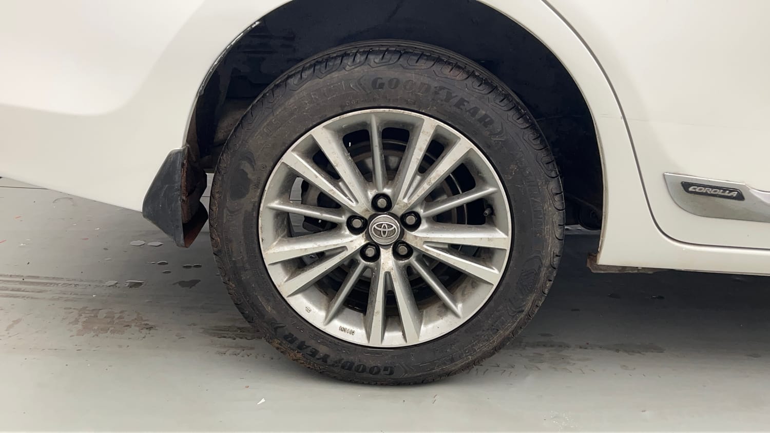 Used 2017 Toyota Corolla Altis G Petrol Petrol Manual tyres RIGHT REAR TYRE RIM VIEW