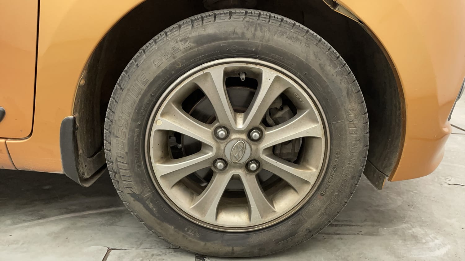 Used 2016 Hyundai Grand i10 Asta 1.2 Kappa VTVT (O) Petrol Manual tyres RIGHT FRONT TYRE RIM VIEW