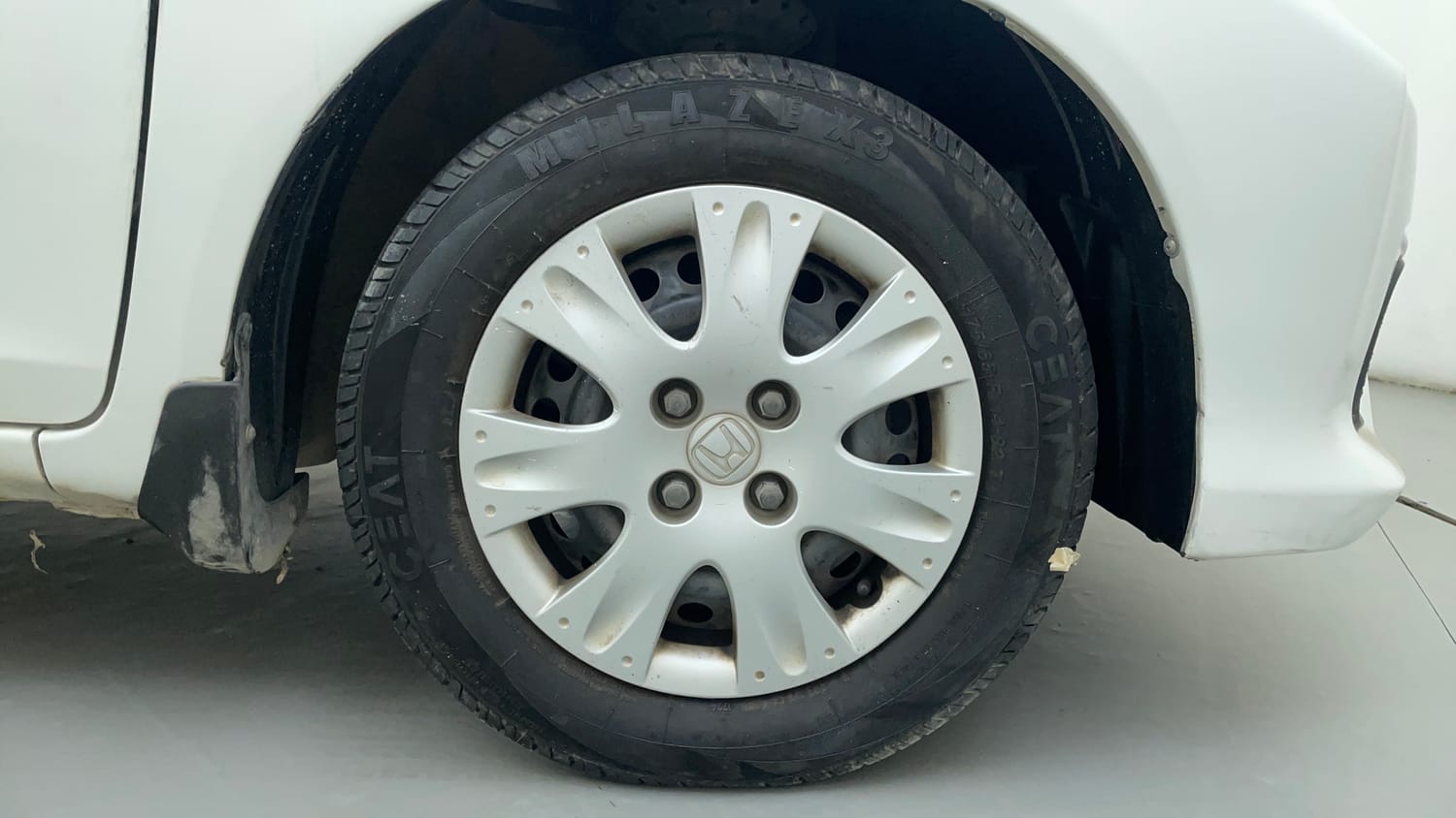 Used 2016 Honda Amaze 1.2 S i-VTEC Petrol Manual tyres RIGHT FRONT TYRE RIM VIEW