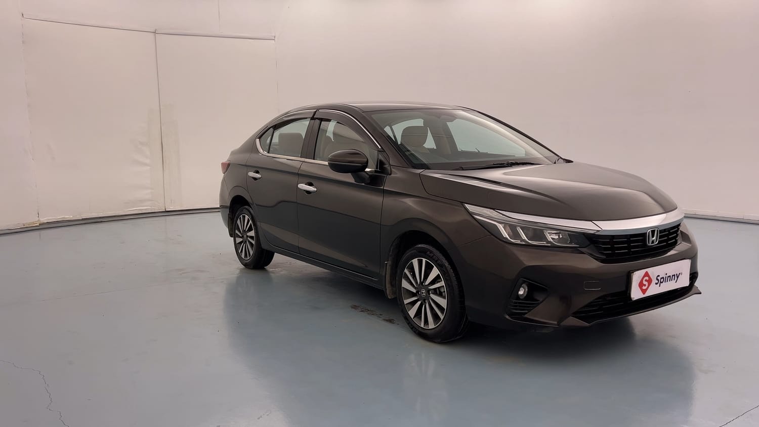 Used 2023 Honda City V Petrol MT Petrol Manual exterior RIGHT FRONT CORNER VIEW
