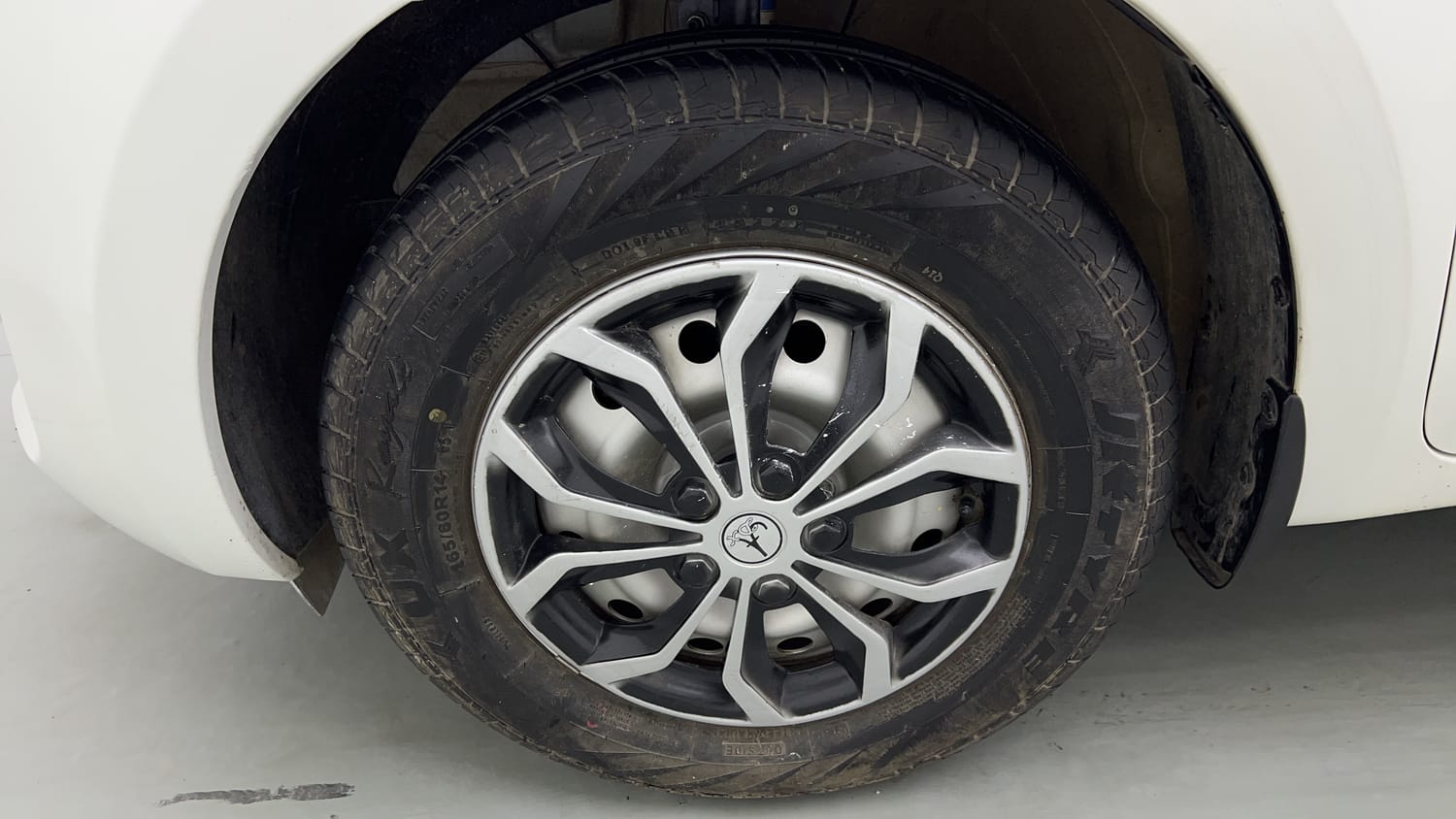 Used 2023 Maruti Suzuki Swift LXi Petrol Manual tyres LEFT FRONT TYRE RIM VIEW