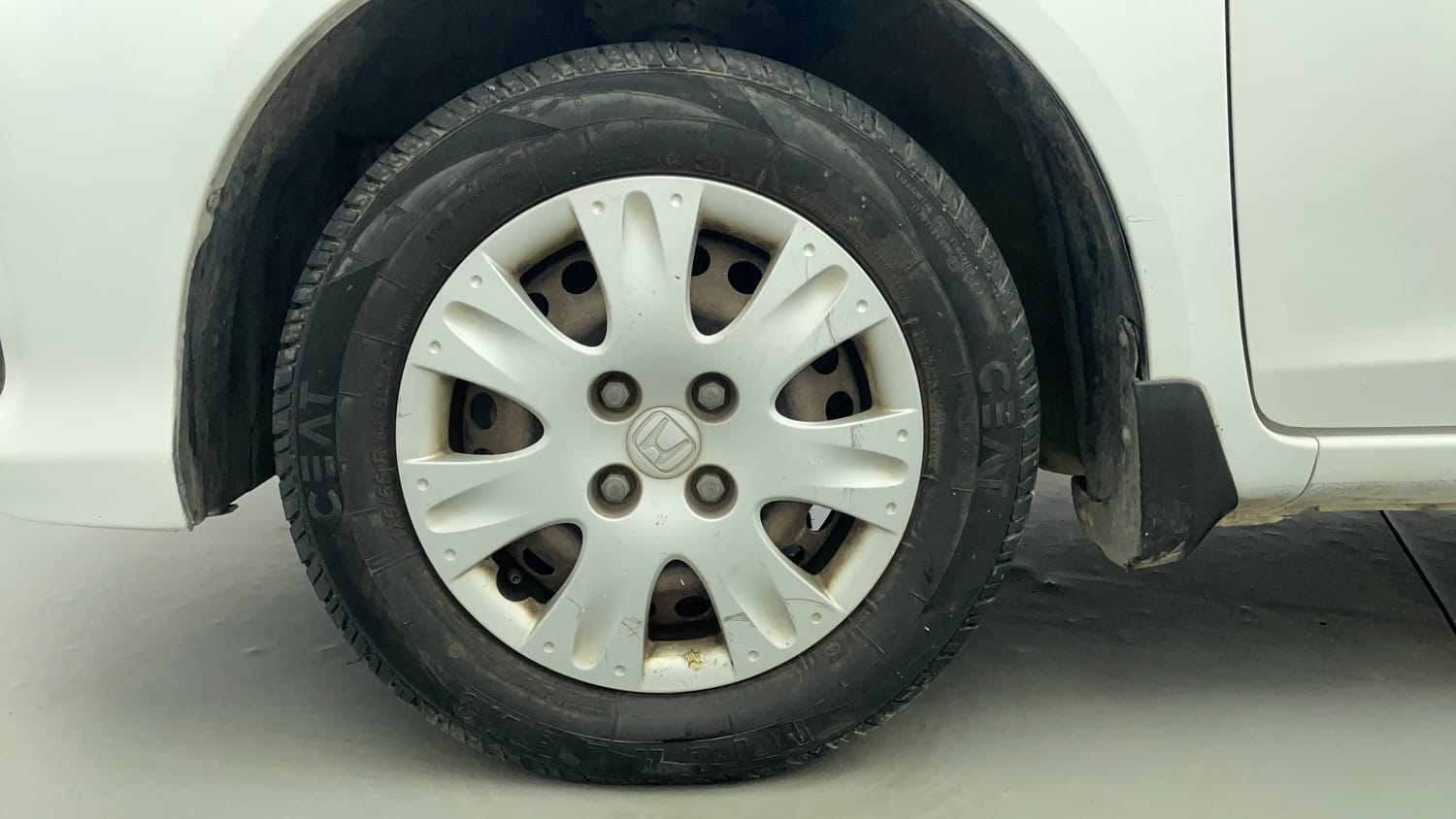 Used 2016 Honda Amaze 1.2 S i-VTEC Petrol Manual tyres LEFT FRONT TYRE RIM VIEW