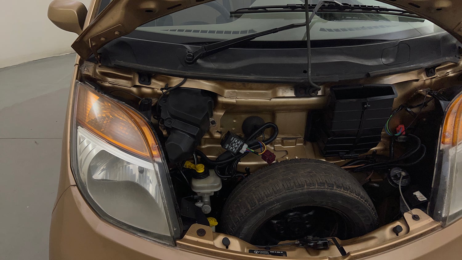 Used 2014 Tata Nano Twist XT Petrol Manual engine ENGINE RIGHT SIDE HINGE & APRON VIEW
