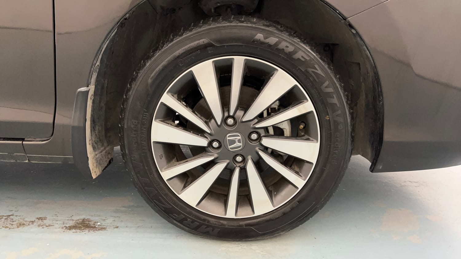 Used 2023 Honda City V Petrol MT Petrol Manual tyres RIGHT FRONT TYRE RIM VIEW