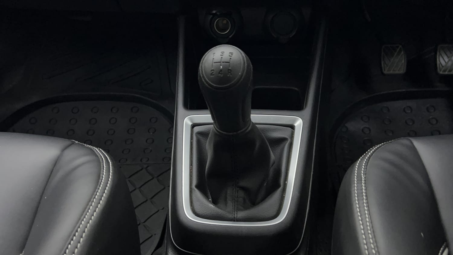 Used 2023 Maruti Suzuki Swift LXi Petrol Manual interior GEAR  KNOB VIEW